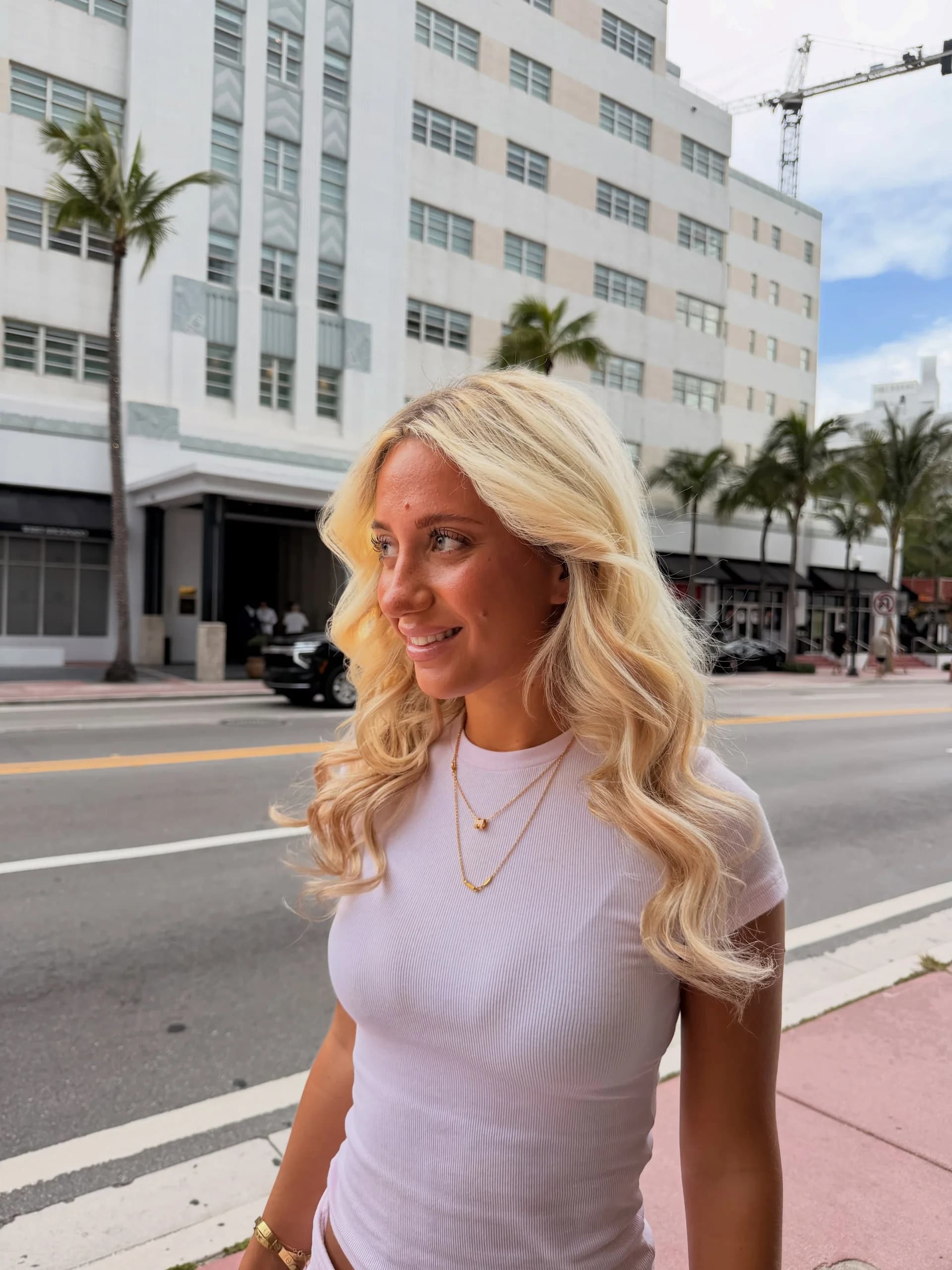 Blonde woman outdoors in Miami with polished soft waves